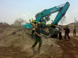 Polisi Ditantang, Police Line di Pengepokan PT TMG Dibuang dan Pasirnya Raib